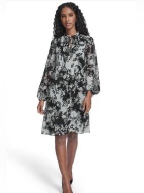NWT Jessica Howard pleated bodice and a white and black floral print.